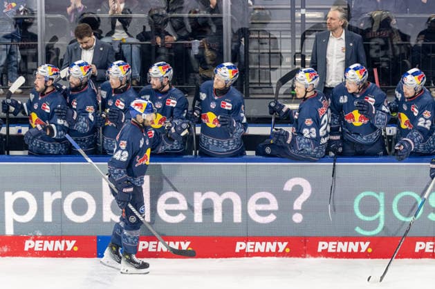 Yasin Ehliz (EHC Red Bull Muenchen, 42) beim Abklatschen an der Bank nach seinem Tor zum 1:0 GER, EHC Red Bull Muenchen vs. Adler Mannheim, Eishockey, DEL, Playoffs, Halbfinale Spiel 2, Saison 2025 2026, 10.04.2026. GER, EHC Red Bull Muenchen vs. Adler Mannheim, Eishockey, DEL, Playoffs, Halbfinale Spiel 2, Saison 2025 2026, 10.04.2026. Muenchen *** Yasin Ehliz EHC Red Bull Muenchen, 42 clapping off at the bench after his goal for 1 0 GER, EHC Red Bull Muenchen vs Adler Mannheim, Ice Hockey, DEL, Playoffs, Semifinal Game 2, 2025 2026 Season, 10 04 2026 GER, EHC Red Bull Muenchen vs Adler Mannheim, Ice Hockey, DEL, Playoffs, Semifinal Game 2, 2025 2026 Season, 10 04 2026 Muenchen Copyright: xEibner-Pressefoto HeikexFeinerx EP_HFR