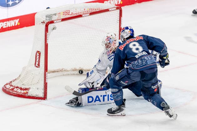 Tobias Rieder (EHC Red Bull Muenchen, 8) bei seinem Tor zum 2:0 gegen Maximilian Franzreb (Torwart, Adler Mannheim, 56) GER, EHC Red Bull Muenchen vs. Adler Mannheim, Eishockey, DEL, Playoffs, Halbfinale Spiel 2, Saison 2025 2026, 10.04.2026. GER, EHC Red Bull Muenchen vs. Adler Mannheim, Eishockey, DEL, Playoffs, Halbfinale Spiel 2, Saison 2025 2026, 10.04.2026. Muenchen *** Tobias Rieder EHC Red Bull Muenchen, 8 on his goal for 2 0 against Maximilian Franzreb Goalkeeper, Adler Mannheim, 56 GER, EHC Red Bull Muenchen vs Adler Mannheim, Ice Hockey, DEL, Playoffs, Semi-Final Game 2, 2025 2026 Season, 10 04 2026 GER, EHC Red Bull Muenchen vs Adler Mannheim, Ice Hockey, DEL, Playoffs, Semi-Final Game 2, 2025 2026 Season, 10 04 2026 Muenchen Copyright: xEibner-Pressefoto HeikexFeinerx EP_HFR