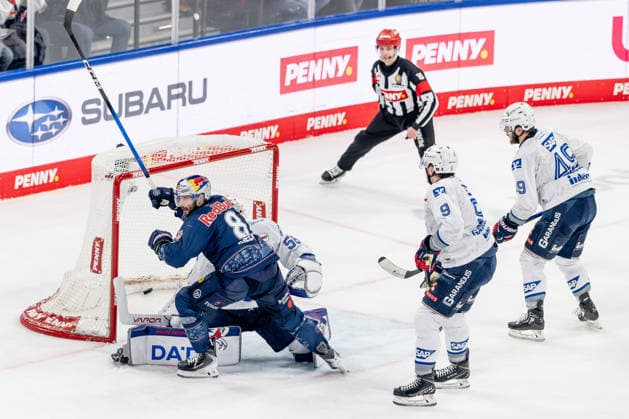 Tobias Rieder (EHC Red Bull Muenchen, 8) bei seinem Tor zum 2:0 gegen Maximilian Franzreb (Torwart, Adler Mannheim, 56), rechts Leon Gawanke (Adler Mannheim, 9) und Lukas Kaelble (Adler Mannheim, 49) GER, EHC Red Bull Muenchen vs. Adler Mannheim, Eishockey, DEL, Playoffs, Halbfinale Spiel 2, Saison 2025 2026, 10.04.2026. GER, EHC Red Bull Muenchen vs. Adler Mannheim, Eishockey, DEL, Playoffs, Halbfinale Spiel 2, Saison 2025 2026, 10.04.2026. Muenchen *** Tobias Rieder EHC Red Bull Muenchen, 8 on his goal for 2 0 against Maximilian Franzreb goalie, Adler Mannheim, 56 , right Leon Gawanke Adler Mannheim, 9 and Lukas Kaelble Adler Mannheim, 49 GER, EHC Red Bull Muenchen vs Adler Mannheim, Ice Hockey, DEL, Playoffs, Semifinal Game 2, Season 2025 2026, 10 04 2026 GER, EHC Red Bull Muenchen vs Adler Mannheim, Ice Hockey, DEL, Playoffs, Semifinal Game 2, Season 2025 2026, 10 04 2026 Muenchen Copyright: xEibner-Pressefoto HeikexFeinerx EP_HFR