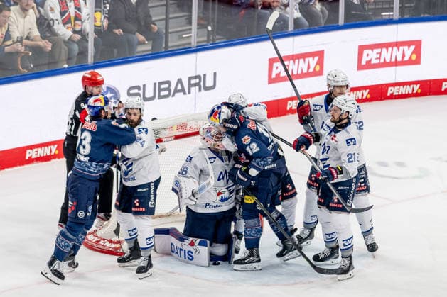 Kleine Meinungsverschiedenheit vor dem Tor von Maximilian Franzreb (Torwart, Adler Mannheim, 56) GER, EHC Red Bull Muenchen vs. Adler Mannheim, Eishockey, DEL, Playoffs, Halbfinale Spiel 2, Saison 2025 2026, 10.04.2026. GER, EHC Red Bull Muenchen vs. Adler Mannheim, Eishockey, DEL, Playoffs, Halbfinale Spiel 2, Saison 2025 2026, 10.04.2026. Muenchen *** Small disagreement in front of the goal by Maximilian Franzreb Goalkeeper, Adler Mannheim, 56 GER, EHC Red Bull Muenchen vs Adler Mannheim, Ice Hockey, DEL, Playoffs, Semifinal Game 2, 2025 2026 Season, 10 04 2026 GER, EHC Red Bull Muenchen vs Adler Mannheim, Ice Hockey, DEL, Playoffs, Semifinal Game 2, 2025 2026 Season, 10 04 2026 Muenchen Copyright: xEibner-Pressefoto HeikexFeinerx EP_HFR