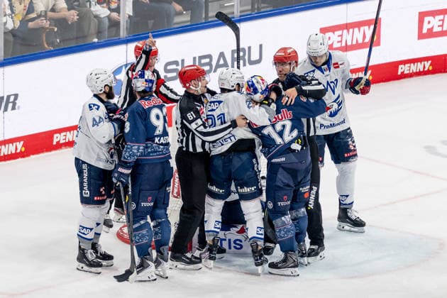 Kleine Meinungsveschiedenheit vor dem Tor von Maximilian Franzreb (Torwart, Adler Mannheim, 56) GER, EHC Red Bull Muenchen vs. Adler Mannheim, Eishockey, DEL, Playoffs, Halbfinale Spiel 2, Saison 2025 2026, 10.04.2026. GER, EHC Red Bull Muenchen vs. Adler Mannheim, Eishockey, DEL, Playoffs, Halbfinale Spiel 2, Saison 2025 2026, 10.04.2026. Muenchen *** Minor opinion difference in front of the goal by Maximilian Franzreb Goalkeeper, Adler Mannheim, 56 GER, EHC Red Bull Muenchen vs Adler Mannheim, ice hockey, DEL, playoffs, semi-final game 2, 2025 2026 season, 10 04 2026 GER, EHC Red Bull Muenchen vs Adler Mannheim, ice hockey, DEL, playoffs, semi-final game 2, 2025 2026 season, 10 04 2026 Muenchen Copyright: xEibner-Pressefoto HeikexFeinerx EP_HFR