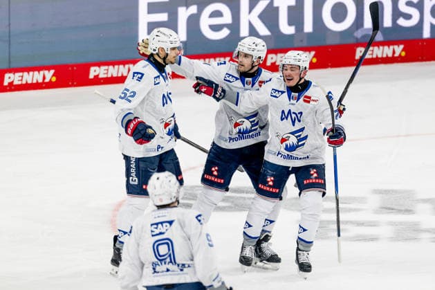 Kristian Reichel (Adler Mannheim, 11) und Justin Schuetz (Adler Mannheim, 74) bejubeln mit Nicolas Mattinen (Adler Mannheim, 52) dessen Tor zum 2:1 - Anschluss GER, EHC Red Bull Muenchen vs. Adler Mannheim, Eishockey, DEL, Playoffs, Halbfinale Spiel 2, Saison 2025 2026, 10.04.2026. GER, EHC Red Bull Muenchen vs. Adler Mannheim, Eishockey, DEL, Playoffs, Halbfinale Spiel 2, Saison 2025 2026, 10.04.2026. Muenchen *** Kristian Reichel Adler Mannheim, 11 and Justin Schuetz Adler Mannheim, 74 celebrate with Nicolas Mattinen Adler Mannheim, 52 his goal to connect 2 1 GER, EHC Red Bull Muenchen vs Adler Mannheim, Ice Hockey, DEL, Playoffs, Semifinal Game 2, Season 2025 2026, 10 04 2026 GER, EHC Red Bull Muenchen vs Adler Mannheim, Ice Hockey, DEL, Playoffs, Semifinal Game 2, Season 2025 2026, 10 04 2026 Muenchen Copyright: xEibner-Pressefoto HeikexFeinerx EP_HFR