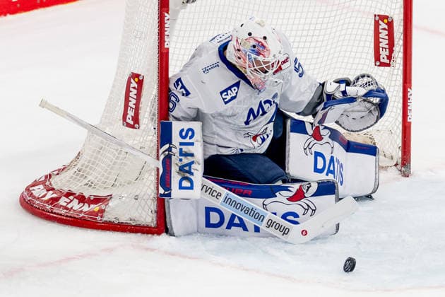 Maximilian Franzreb (Torwart, Adler Mannheim, 56) bei der Abwehr eines Pucks GER, EHC Red Bull Muenchen vs. Adler Mannheim, Eishockey, DEL, Playoffs, Halbfinale Spiel 2, Saison 2025 2026, 10.04.2026. GER, EHC Red Bull Muenchen vs. Adler Mannheim, Eishockey, DEL, Playoffs, Halbfinale Spiel 2, Saison 2025 2026, 10.04.2026. Muenchen *** Maximilian Franzreb Goalkeeper, Adler Mannheim, 56 defending a puck GER, EHC Red Bull Muenchen vs Adler Mannheim, Ice Hockey, DEL, Playoffs, Semifinal Game 2, Season 2025 2026, 10 04 2026 GER, EHC Red Bull Muenchen vs Adler Mannheim, Ice Hockey, DEL, Playoffs, Semifinal Game 2, Season 2025 2026, 10 04 2026 Muenchen Copyright: xEibner-Pressefoto HeikexFeinerx EP_HFR