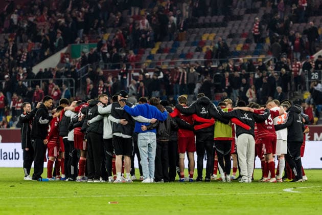 2. Fussball Bundesliga: Fortuna Düsseldorf 1895 - Holstein Kiel; 10.04.2026 Teamkreis der Fortuna Düsseldorf nach der Niederlage 2. Fussball Bundesliga, Fortuna Düsseldorf 1895 - Holstein Kiel, Düsseldorf, Merkur Spiel-Arena am 10.04.2026 DFL REGULATIONS PROHIBIT ANY USE OF PHOTOGRAPHS AS IMAGE SEQUENCES AND OR QUASI-VIDEO. *** 2 Fussball Bundesliga Fortuna Düsseldorf 1895 Holstein Kiel 10 04 2026 Team circle of Fortuna Düsseldorf after the defeat 2 Fussball Bundesliga, Fortuna Düsseldorf 1895 Holstein Kiel, Düsseldorf, Merkur Spiel Arena am 10 04 2026 DFL REGULATIONS PROHIBIT ANY USE OF PHOTOGRAPHS AS IMAGE SEQUENCES AND OR QUASI VIDEO Copyright: xBEAUTIFULxSPORTS Wunderlx