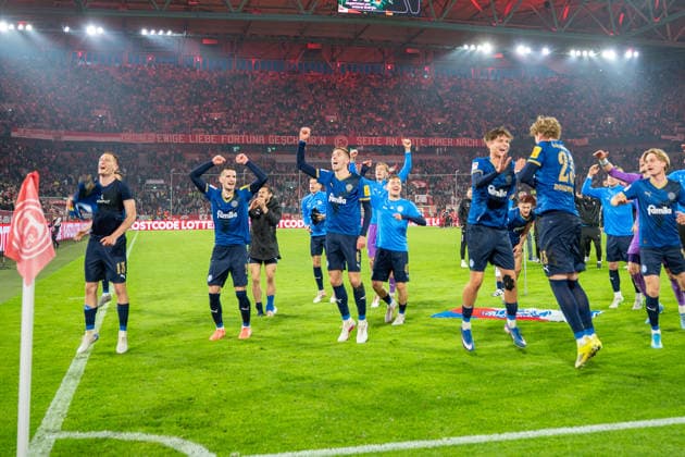 Deutschland: 2.Bundesliga 2025 2026 Fortuna Düsseldorf vs Holstein Kiel, 29. Spieltag - 10.04.2026 - MERKUR SPIEL-ARENA (Düsseldorf): Siegesfeier, Reaktion, Ivan Nekic (Holstein Kiel,13) Timon Weiner (Holstein Kiel,1) Marko Ivezic (Holstein Kiel, 6) Lasse Rosenboom (Holstein Kiel, 23) *** Germany 2 Bundesliga 2025 2026 Fortuna Düsseldorf vs Holstein Kiel, 29 Matchday 10 04 2026 MERKUR SPIEL ARENA Düsseldorf Victory celebration, Reaction, Ivan Nekic Holstein Kiel,13 Timon Weiner Holstein Kiel,1 Marko Ivezic Holstein Kiel, 6 Lasse Rosenboom Holstein Kiel, 23 Copyright: xOrhanxHabashx