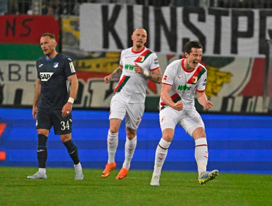 10.04.2026, Fussball 1. Bundesliga 2025 2026, 29.Spieltag, FC Augsburg - TSG 1899 Hoffenheim, in der WWK-Arena Augsburg. Torjubel von Michael Gregoritsch (Augsburg) und Marius Wolf (FC Augsburg) während Vladimir Coufal (Hoffenheim) enttäuscht ist ***DFL and DFB regulations prohibit any use of photographs as image sequences and or quasi-video.*** *** 10 04 2026, Soccer 1 Bundesliga 2025 2026, Matchday 29, FC Augsburg TSG 1899 Hoffenheim, at WWK Arena Augsburg Goal celebration of Michael Gregoritsch Augsburg and Marius Wolf FC Augsburg while Vladimir Coufal Hoffenheim is disappointed DFL and DFB regulations prohibit any use of photographs as image sequences and or quasi video