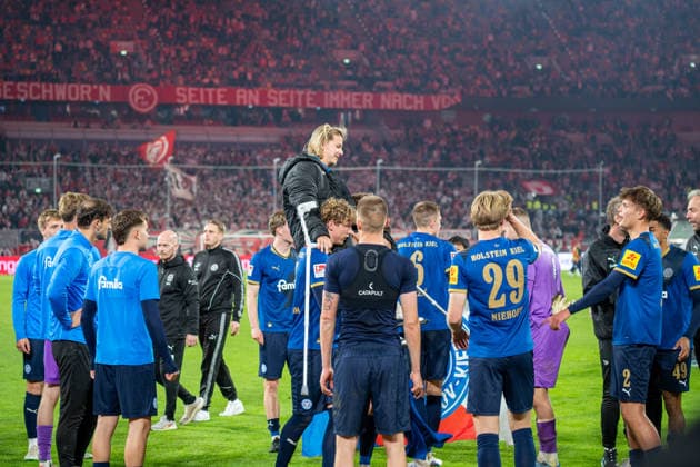 Deutschland: 2.Bundesliga 2025 2026 Fortuna Düsseldorf vs Holstein Kiel, 29. Spieltag - 10.04.2026 - MERKUR SPIEL-ARENA (Düsseldorf): Sieg feier mit John Tolkin (Holstein Kiel, 47) *** Germany 2 Bundesliga 2025 2026 Fortuna Düsseldorf vs Holstein Kiel, 29 Matchday 10 04 2026 MERKUR SPIEL ARENA Düsseldorf Victory celebration with John Tolkin Holstein Kiel, 47 Copyright: xOrhanxHabashx