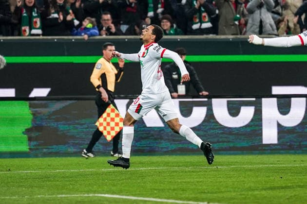 Fussball: Deutschland: 1. Bundesliga 2025 2026 - 29. Spieltag, 10.04.2026 - FC Augsburg vs. TSG Hoffenheim - WWK Arena (Augsburg, Deutschland); Alexis Claude-Maurice (FC Augsburg) jubelt nach dem Tor zum 1:0 Führungstreffer *** Football Germany 1 Bundesliga 2025 2026 Matchday 29, 10 04 2026 FC Augsburg vs TSG Hoffenheim WWK Arena Augsburg, Germany Alexis Claude Maurice FC Augsburg celebrates after scoring to take a 1-0 lead Copyright: xLUKAxKOLANOVICx
