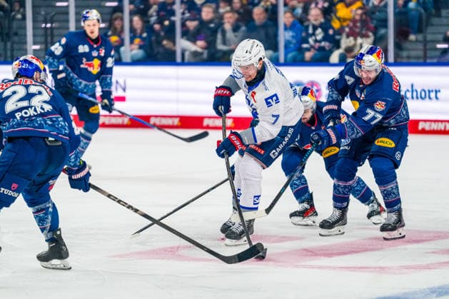 Penny DEL Playoff Halbfinale Spiel 2: Red Bull München - Adler Mannheim; 10.04.2026 Am Puck John Gilmour (Adler Mannheim,7) im Kampf um den Puck mit Ville Pokka (Red Bull München, 22) und Adam Brooks (Red Bull München, 77), Halbfinale Spiel 2 Penny DEL Saison 25 26 Red Bull München gegen die Adler Mannheim am 10.03.2026 im SAP Garden in München *** Penny DEL Playoff Semifinal Game 2 Red Bull Munich Adler Mannheim 10 04 2026 At the puck John Gilmour Adler Mannheim,7 fighting for the puck with Ville Pokka Red Bull Munich, 22 and Adam Brooks Red Bull Munich, 77 , Semifinal Game 2 Penny DEL Season 25 26 Red Bull Munich against Adler Mannheim on 10 03 2026 at SAP Garden in Munich Copyright: xBEAUTIFULxSPORTS Eimertenbrinkx
