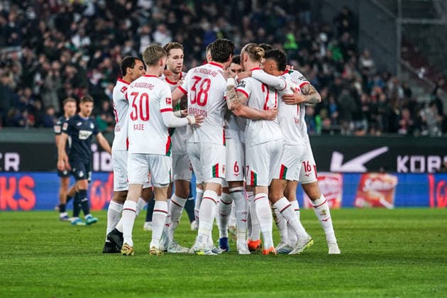 Fussball: Deutschland: 1. Bundesliga 2025 2026 - 29. Spieltag, 10.04.2026 - FC Augsburg vs. TSG Hoffenheim - WWK Arena (Augsburg, Deutschland); FC Augsburg Spieler jubeln nach dem Tor von Michael Gregoritsch (FC Augsburg) zum 2:0 *** Soccer Germany 1 Bundesliga 2025 2026 Matchday 29, 10 04 2026 FC Augsburg vs TSG Hoffenheim WWK Arena Augsburg, Germany FC Augsburg players cheer after Michael Gregoritsch FC Augsburg scored to make it 2 0 Copyright: xLUKAxKOLANOVICx