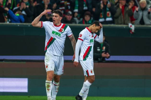 Cedric Zesiger 16 (FC Augsburg) jubelt nach dem 1:0 mit den Fans nach dem Tor durch Alexis Claude-Maurice 20 (FC Augsburg), rechts, FC Augsburg vs. TSG 1899 Hoffenheim, Fussball, Maenner, Bundesliga, Saison 2025 2026, Rueckrunde, 29. Spieltag, 10.04.2026 DFB regulations prohibit any use of photographs as image sequences and or quasi-video Augsburg Bayern Deutschland *** Cedric Zesiger 16 FC Augsburg celebrates after the 1 0 with the fans after the goal by Alexis Claude Maurice 20 FC Augsburg , right, FC Augsburg vs TSG 1899 Hoffenheim, Football, Men, Bundesliga, Season 2025 2026, Second round, Matchday 29, 10 04 2026 DFB regulations prohibit any use of photographs as image sequences and or quasi video Augsburg Bayern Germany Copyright: xkolbert-press MartinxAgüerax
