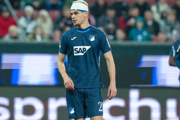 Albian Hajdari 21 (TSG 1899 Hoffenheim) mit Kopfverband, FC Augsburg vs. TSG 1899 Hoffenheim, Fussball, Maenner, Bundesliga, Saison 2025 2026, Rueckrunde, 29. Spieltag, 10.04.2026 DFB regulations prohibit any use of photographs as image sequences and or quasi-video Augsburg Bayern Deutschland *** Albian Hajdari 21 TSG 1899 Hoffenheim with head bandage, FC Augsburg vs TSG 1899 Hoffenheim, Fußball, Maenner, Bundesliga, Saison 2025 2026, Rueckrunde, 29 Spieltag, 10 04 2026 DFB regulations prohibit any use of photographs as image sequences and or quasi video Augsburg Bayern Germany Copyright: xkolbert-press MartinxAgüerax