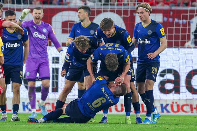 10.04.2026, Fußball, Fortuna Düsseldorf - Holstein Kiel, 2. Fußball Bundesliga, Herren, Merkur Spiel-Arena, 29. Spieltag, Saison 2025 2026: Jubel bei Holstein Kiel nach dem verteidigten Freistoß gegen Cedric Itten (Fortuna Düsseldorf 13) durch Marko Ivezic (Holstein Kiel 06) DFB regulations prohibit any use of photographs as image sequences and or quasi-video. Nordrhein-Westfalen Deutschland *** 10 04 2026, Football, Fortuna Düsseldorf Holstein Kiel, 2 Fußball Bundesliga, Herren, Merkur Spiel Arena, 29 Spieltag, Saison 2025 2026 Jubilation at Holstein Kiel after the defended free kick against Cedric Itten Fortuna Düsseldorf 13 by Marko Ivezic Holstein Kiel 06 DFB regulations prohibit any use of photographs as image sequences and or quasi video Nordrhein Westfalen Germany