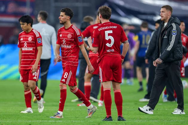 10.04.2026, Fußball, Fortuna Düsseldorf - Holstein Kiel, 2. Fußball Bundesliga, Herren, Merkur Spiel-Arena, 29. Spieltag, Saison 2025 2026: enttäuscht Enttäuschung nach der 1:2 Niederlage bei Fortuna - Satoshi Tanaka (Fortuna Düsseldorf 16) Anouar El Azzouzi (Fortuna Düsseldorf 08) Moritz Heyer (Fortuna Düsseldorf 05) DFB regulations prohibit any use of photographs as image sequences and or quasi-video. Nordrhein-Westfalen Deutschland *** 10 04 2026, Football, Fortuna Düsseldorf Holstein Kiel, 2 Fußball Bundesliga, Herren, Merkur Spiel Arena, 29 Spieltag, Saison 2025 2026 enttäuscht Disappointment after the 1 2 defeat at Fortuna Satoshi Tanaka Fortuna Düsseldorf 16 Anouar El Azzouzi Fortuna Düsseldorf 08 Moritz Heyer Fortuna Düsseldorf 05 DFB regulations prohibit any use of photographs as image sequences and or quasi video Nordrhein Westfalen Germany
