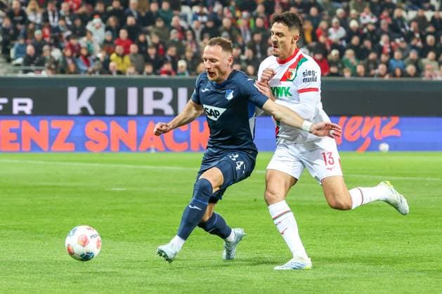 links nach rechts: Vladimir Coufal 34 (TSG 1899 Hoffenheim) wird von Dimitris Giannoulis 13 (FC Augsburg) gefoult, Aktion, FC Augsburg vs. TSG 1899 Hoffenheim, Fussball, Maenner, Bundesliga, Saison 2025 2026, Rueckrunde, 29. Spieltag, 10.04.2026 DFB regulations prohibit any use of photographs as image sequences and or quasi-video Augsburg Bayern Deutschland *** left to right Vladimir Coufal 34 TSG 1899 Hoffenheim is fouled by Dimitris Giannoulis 13 FC Augsburg, action, FC Augsburg vs TSG 1899 Hoffenheim, football, men, Bundesliga, season 2025 2026, second round, 29 matchday, 10 04 2026 DFB regulations prohibit any use of photographs as image sequences and or quasi video Augsburg Bayern Germany Copyright: xkolbert-press MartinxAgüerax