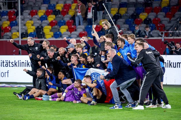 10.04.2026, Fußball, Fortuna Düsseldorf - Holstein Kiel, 2. Fußball Bundesliga, Herren, Merkur Spiel-Arena, 29. Spieltag, Saison 2025 2026: Abschlussjubel nach dem 2:1 Sieg für Holstein Kiel John Tolkin (Holstein Kiel 47) wird auf Händen getragen Gruppenbild Mannschaftsfoto DFB regulations prohibit any use of photographs as image sequences and or quasi-video. Nordrhein-Westfalen Deutschland *** 10 04 2026, Football, Fortuna Düsseldorf Holstein Kiel, 2 Fußball Bundesliga, Herren, Merkur Spiel Arena, 29 Spieltag, Saison 2025 2026 Abschlussjubel nach dem 2 1 Sieg für Holstein Kiel John Tolkin Holstein Kiel 47 wird auf Hände getragen Gruppenbild Mannschaftsfoto DFB regulations prohibit any use of photographs as image sequences and or quasi video Nordrhein Westfalen Germany