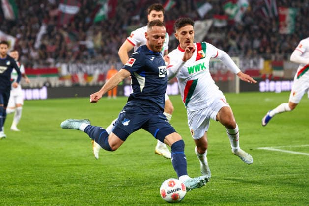 Vladimir Coufal (34, TSG 1899 Hoffenheim) und Dimitrios Giannoulis (13, FC Augsburg) beim Spiel zwischen FC Augsburg v TSG 1899 Hoffenheim, Fußball, Herren, Bundesliga, 2025 2026, 29.Spieltag am 10.04.2026 in Augsburg, WWK ARENA. DFL and DFB regulations prohibit any use of photographs as image sequences and or quasi-video. Bayern Deutschland *** Vladimir Coufal 34, TSG 1899 Hoffenheim and Dimitrios Giannoulis 13, FC Augsburg at the match between FC Augsburg v TSG 1899 Hoffenheim, Soccer, Men, Bundesliga, 2025 2026, Matchday 29 on 10 04 2026 in Augsburg, WWK ARENA DFL and DFB regulations prohibit any use of photographs as image sequences and or quasi video Bayern Germany