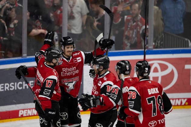 PENNY DEL 1 - Playoff Halbfinale - Kölner Haie - Eisbären Berlin; Köln, 10.04.2026 Louis- Marc Aubry (Kölner Haie, Sturm, 15); Jan Luca Sennhenn (Kölner Haie, Verteidigung, 17); Frederik Storm (Kölner Haie, Sturm, 19); Moritz Müller (Kölner Haie, Verteidigung, 91); Dominik Bokk (Kölner Haie, Sturm, 78); PENNY DEL 1 - Playoff Halbfinale - Kölner Haie - Eisbären Berlin am 10.04.2026 in der Lanxess Arena in Köln (Deutschland). *** PENNY DEL 1 Playoff Semifinal Cologne Sharks Eisbären Berlin Cologne, 10 04 2026 Louis Marc Aubry Cologne Sharks, offense, 15 Jan Luca Sennhenn Cologne Sharks, defense, 17 Frederik Storm Cologne Sharks, offense, 19 Moritz Müller Cologne Sharks, defense, 91 Dominik Bokk Cologne Sharks, offense, 78 PENNY DEL 1 Playoff Semifinal Cologne Sharks Eisbären Berlin on 10 04 2026 at the Lanxess Arena in Cologne Germany Copyright: xBEAUTIFULxSPORTS AndreasxDickx