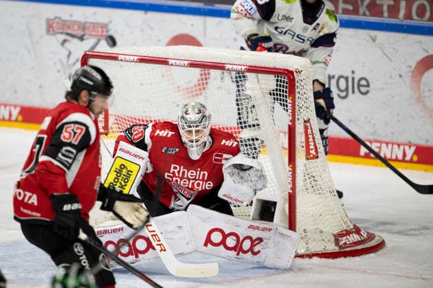 PENNY DEL 1 - Playoff Halbfinale - Kölner Haie - Eisbären Berlin; Köln, 10.04.2026 Brady Austin (Kölner Haie, Verteidigung, 57); Janne Juvonen (Kölner Haie, Torwart, 30); PENNY DEL 1 - Playoff Halbfinale - Kölner Haie - Eisbären Berlin am 10.04.2026 in der Lanxess Arena in Köln (Deutschland). *** PENNY DEL 1 Playoff Semifinal Cologne Sharks Eisbären Berlin Cologne, 10 04 2026 Brady Austin Cologne Sharks, Defense, 57 Janne Juvonen Cologne Sharks, Goalkeeper, 30 PENNY DEL 1 Playoff Semifinal Cologne Sharks Eisbären Berlin on 10 04 2026 at the Lanxess Arena in Cologne Germany Copyright: xBEAUTIFULxSPORTS AndreasxDickx