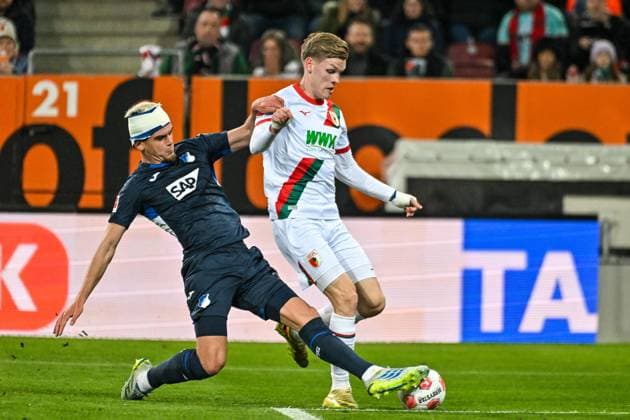 GER, 1. FBL, FC Augsburg vs TSG 1899 Hoffenheim 10.04.2026, WWK-Arena, Augsburg, GER, 1. FBL, FC Augsburg vs TSG 1899 Hoffenheim, im Bild Albian Hajdari (Hoffenheim, 21), Anton Kade (FC Augsburg, 30) *** GER, 1 FBL, FC Augsburg vs TSG 1899 Hoffenheim 10 04 2026, WWK Arena, Augsburg, GER, 1 FBL, FC Augsburg vs TSG 1899 Hoffenheim, in the picture Albian Hajdari Hoffenheim, 21 , Anton Kade FC Augsburg, 30 nordphotoxGmbHx xHafner nph00200