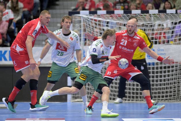 Morten Hempel Jensen (GWD Minden 9) (am Ball), Dainis Kristopans (MT Melsungen 10),Tom Bergner (GWD Minden 28), Arnar Freyr Arnarsson (MT Melsungen 21) (R) , GER, MT Melsungen - TSV GWD Minden, Handball, 1. Bundesliga, 28. Spieltag, Saison 2025 2026, 10.04.2026, GER, MT Melsungen - TSV GWD Minden, Handball, 1. Bundesliga, 28. Spieltag, Saison 2025 2026, 10.04.2026 Kassel Copyright: xEibner-Pressefotox xRolandxSippex EP_RSL