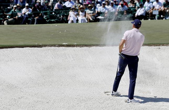 Golf 2026 Masters Tournament - Round 2 Jordan Spieth of the USA plays out of the bunker on Hole 18 in Round 2 of the 2026 Masters tournament in August, Georgia, USA, 10 April 2026. Augusta United States  Copyright: xERIKxS.xLESSERx