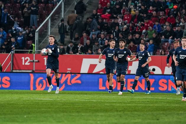 Fussball: Deutschland: 1. Bundesliga 2025 2026 - 29. Spieltag, 10.04.2026 - FC Augsburg vs. TSG Hoffenheim - WWK Arena (Augsburg, Deutschland); Hoffenheim Spieler nach dem Treffer von Robin Hranac (TSG Hoffenheim) zum 2:1 *** Football Germany 1 Bundesliga 2025 2026 Matchday 29, 10 04 2026 FC Augsburg vs TSG Hoffenheim WWK Arena Augsburg, Germany Hoffenheim players after the goal by Robin Hranac TSG Hoffenheim to 2 1 Copyright: xLUKAxKOLANOVICx