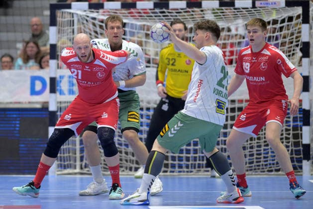 Philipp Vorlicek (GWD Minden 22) (am Ball), Arnar Freyr Arnarsson (MT Melsungen 21), Tom Bergner (GWD Minden 28), Reynir Thor Stefansson (MT Melsungen 19) (R) , GER, MT Melsungen - TSV GWD Minden, Handball, 1. Bundesliga, 28. Spieltag, Saison 2025 2026, 10.04.2026, GER, MT Melsungen - TSV GWD Minden, Handball, 1. Bundesliga, 28. Spieltag, Saison 2025 2026, 10.04.2026 Kassel Copyright: xEibner-Pressefotox xRolandxSippex EP_RSL