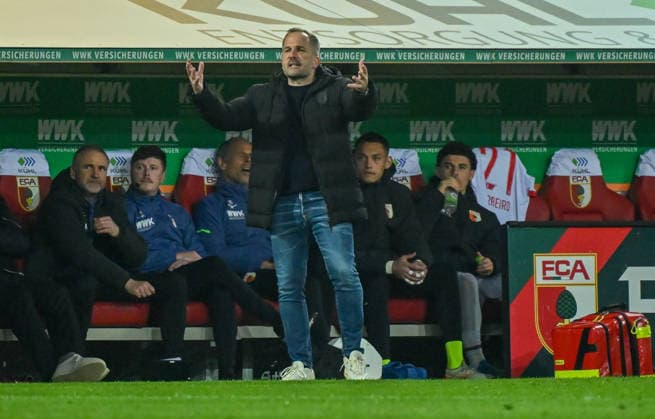 10.04.2026, xemx, Fussball 1.Bundesliga, FC Augsburg - TSG Hoffenheim v.l. Cheftrainer Manuel Baum (FC Augsburg) enttaeuscht, enttaeuscht schauend, dissapointed, traurig, frustriert (DFL DFB REGULATIONS PROHIBIT ANY USE OF PHOTOGRAPHS as IMAGE SEQUENCES and or QUASI-VIDEO) Augsburg *** 10 04 2026, xemx, Soccer 1 Bundesliga, FC Augsburg TSG Hoffenheim v l Head Coach Manuel Baum FC Augsburg disappointed, disappointed looking, dissapointed, sad, frustrated DFL DFB REGULATIONS PROHIBIT ANY USE OF PHOTOGRAPHS as IMAGE SEQUENCES and or QUASI VIDEO Augsburg