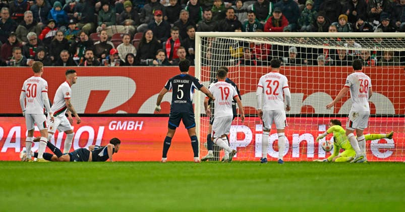 RECORD DATE NOT STATED 10.04.2026, Fussball 1. Bundesliga 2025 2026, 29.Spieltag, FC Augsburg - TSG 1899 Hoffenheim, in der WWK-Arena Augsburg. Robin Hranac (TSG 1899 Hoffenheim) trifft zum 2:1 gegen Torwart Finn Dahmen (FC Augsburg) ***DFL and DFB regulations prohibit any use of photographs as image sequences and or quasi-video.*** *** 10 04 2026, Soccer 1 Bundesliga 2025 2026, Matchday 29, FC Augsburg TSG 1899 Hoffenheim, at WWK Arena Augsburg Robin Hranac TSG 1899 Hoffenheim scores to 2 1 against goalkeeper Finn Dahmen FC Augsburg DFL and DFB regulations prohibit any use of photographs as image sequences and or quasi video