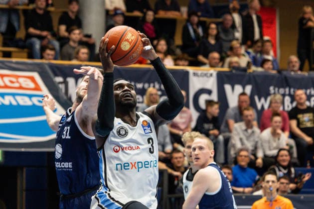 GER, easy-Credit Basketball-Bundesliga, Syntainics MBC - Veolia Towers Hamburg. 10.04.2026, Stadthalle, Weißenfels, GER, easy-Credit Basketball-Bundesliga, Syntainics MBC - Veolia Towers Hamburg. Osaro Rich Igbineweka (Veolia Towers Hamburg, 3) Â Foto Alexander Trienitz Weißenfels Stadthalle Sachsen-Anhalt Deutschland