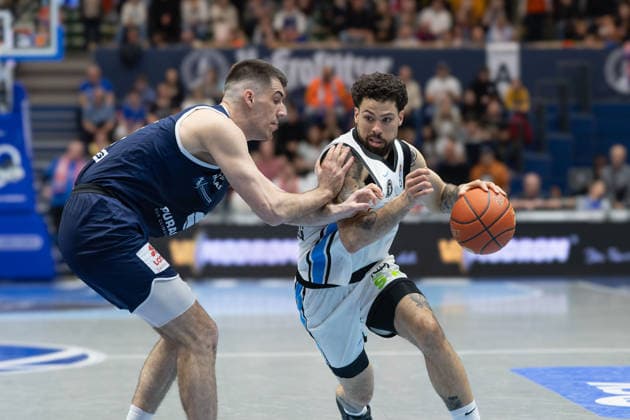 Jure Planinic (MBC, 44), Devon Daniels (Hamburg, 21), Syntainics MBC vs. Veolia Towers Hamburg, Basketball, 1. Bundesliga, Maenner, 29. Spieltag, Saison 2025 26, 10.04.2026. Weißenfels Stadthalle Sachsen-Anhalt Deutschland