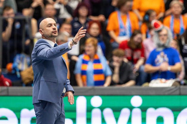 GER, easy-Credit Basketball-Bundesliga, Syntainics MBC - Veolia Towers Hamburg. 10.04.2026, Stadthalle, Weißenfels, GER, easy-Credit Basketball-Bundesliga, Syntainics MBC - Veolia Towers Hamburg. Milenko Bogicevic (Head Coach), Syntainics MBC gibt Handzeichen Â Foto Alexander Trienitz Weißenfels Stadthalle Sachsen-Anhalt Deutschland