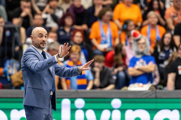 GER, easy-Credit Basketball-Bundesliga, Syntainics MBC - Veolia Towers Hamburg. 10.04.2026, Stadthalle, Weißenfels, GER, easy-Credit Basketball-Bundesliga, Syntainics MBC - Veolia Towers Hamburg. Milenko Bogicevic (Head Coach), Syntainics MBC gibt Handzeichen Â Foto Alexander Trienitz Weißenfels Stadthalle Sachsen-Anhalt Deutschland