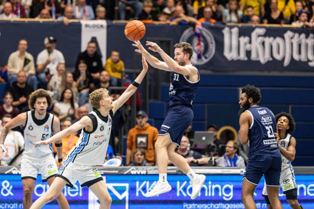 GER, easy-Credit Basketball-Bundesliga, Syntainics MBC - Veolia Towers Hamburg. 10.04.2026, Stadthalle, Weißenfels, GER, easy-Credit Basketball-Bundesliga, Syntainics MBC - Veolia Towers Hamburg. Spencer Reaves (Syntainics MBC, 31), Zsombor Maronka (Veolia Towers Hamburg, 5) Â Foto Alexander Trienitz Weißenfels Stadthalle Sachsen-Anhalt Deutschland