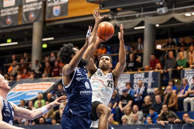 GER, easy-Credit Basketball-Bundesliga, Syntainics MBC - Veolia Towers Hamburg. 10.04.2026, Stadthalle, Weißenfels, GER, easy-Credit Basketball-Bundesliga, Syntainics MBC - Veolia Towers Hamburg. Kenneth Ogbe (Veolia Towers Hamburg, 25), RJ Gunn (Syntainics MBC, 21) Â Foto Alexander Trienitz Weißenfels Stadthalle Sachsen-Anhalt Deutschland