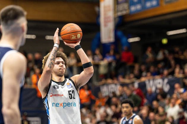 GER, easy-Credit Basketball-Bundesliga, Syntainics MBC - Veolia Towers Hamburg. 10.04.2026, Stadthalle, Weißenfels, GER, easy-Credit Basketball-Bundesliga, Syntainics MBC - Veolia Towers Hamburg. Zacharie Perrin (Veolia Towers Hamburg, 52) bei einem Freiwurf Â Foto Alexander Trienitz Weißenfels Stadthalle Sachsen-Anhalt Deutschland