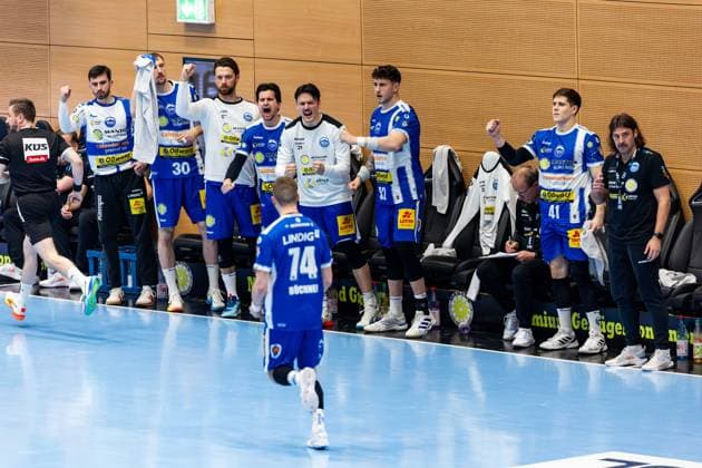 10.04.2026, GER, Handball, Maenner, Saison 25 26, Daikin 1.Bl, 28.Spieltag, ThSV Eisenach - TSV Hannover-Burgdorf Jubel auf der Auswechselbank des ThSV Eisenach, mit im Bild Matija Spikic (ThSV Eisenach,1), Dominik Solak (ThSV Eisenach,30), Alexander Saul (ThSV Eisenach,95), Timothy Reichmuth (ThSV Eisenach,5), Moritz Ende (ThSV Eisenach,21), Justin Kurch (ThSV Eisenach,52), 99817 Eisenach Werner-Assmann-Halle Am Sportp Thueringen Deutschland