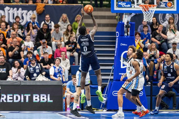 GER, easy-Credit Basketball-Bundesliga, Syntainics MBC - Veolia Towers Hamburg. 10.04.2026, Stadthalle, Weißenfels, GER, easy-Credit Basketball-Bundesliga, Syntainics MBC - Veolia Towers Hamburg. Khyri Thomas (Syntainics MBC, 0) Â Foto Alexander Trienitz Weißenfels Stadthalle Sachsen-Anhalt Deutschland