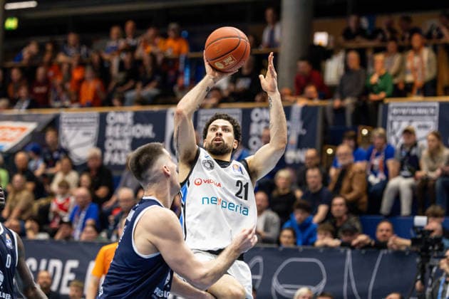 GER, easy-Credit Basketball-Bundesliga, Syntainics MBC - Veolia Towers Hamburg. 10.04.2026, Stadthalle, Weißenfels, GER, easy-Credit Basketball-Bundesliga, Syntainics MBC - Veolia Towers Hamburg. Devon Daniels IV (Veolia Towers Hamburg, 21), RJ Gunn (Syntainics MBC, 21) Â Foto Alexander Trienitz Weißenfels Stadthalle Sachsen-Anhalt Deutschland