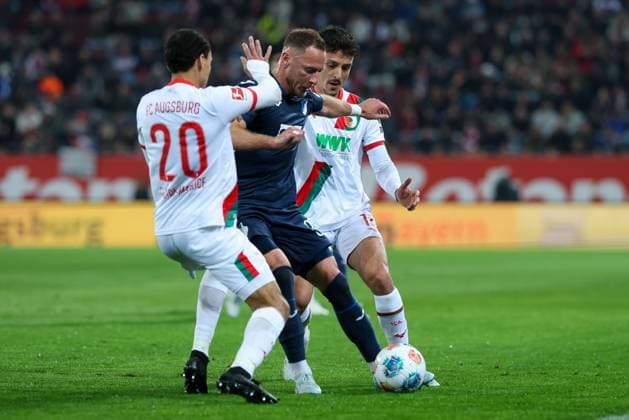 im Zweikampf, Aktion, mit Alexis Claude-Maurice 20 (FC Augsburg), Vladimir Coufal 34 (TSG 1899 Hoffenheim), Dimitrios Giannoulis 13 (FC Augsburg), FC Augsburg vs. TSG 1899 Hoffenheim, Fussball, 1. Bundesliga, 29. Spieltag, 10.04.2026 DFB regulations prohibit any use of photographs as image sequences and or quasi-video Augsburg Bayern Deutschland *** in duel, action, with Alexis Claude Maurice 20 FC Augsburg , Vladimir Coufal 34 TSG 1899 Hoffenheim , Dimitrios Giannoulis 13 FC Augsburg , FC Augsburg vs TSG 1899 Hoffenheim, Football, 1 Bundesliga, Matchday 29, 10 04 2026 DFB regulations prohibit any use of photographs as image sequences and or quasi video Augsburg Bayern Germany Copyright: xkolbert-press ChristianxKolbertx