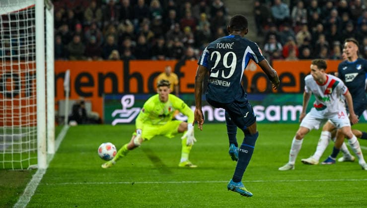 10.04.2026, xemx, Fussball 1.Bundesliga, FC Augsburg - TSG Hoffenheim v.l. Bazoumana Toure (TSG Hoffenheim) Goal scored, erziehlt das Tor zum 2:2 (DFL DFB REGULATIONS PROHIBIT ANY USE OF PHOTOGRAPHS as IMAGE SEQUENCES and or QUASI-VIDEO) Augsburg *** 10 04 2026, xemx, Fussball 1 Bundesliga, FC Augsburg TSG Hoffenheim v l Bazoumana Toure TSG Hoffenheim Goal scored, erziehlt das Tor zum 2 2 DFL DFB REGULATIONS PROHIBIT ANY USE OF PHOTOGRAPHS as IMAGE SEQUENCES and or QUASI VIDEO Augsburg