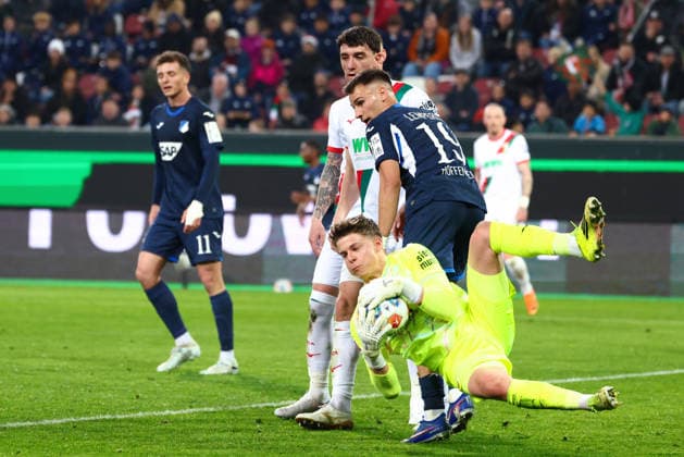 Finn Dahmen (1, FC Augsburg) und Tim Lemperle (19, TSG 1899 Hoffenheim) beim Spiel zwischen FC Augsburg v TSG 1899 Hoffenheim, Fußball, Herren, Bundesliga, 2025 2026, 29.Spieltag am 10.04.2026 in Augsburg, WWK ARENA. DFL and DFB regulations prohibit any use of photographs as image sequences and or quasi-video. Bayern Deutschland *** Finn Dahmen 1, FC Augsburg and Tim Lemperle 19, TSG 1899 Hoffenheim at the match between FC Augsburg v TSG 1899 Hoffenheim, Football, Men, Bundesliga, 2025 2026, Matchday 29 on 10 04 2026 in Augsburg, WWK ARENA DFL and DFB regulations prohibit any use of photographs as image sequences and or quasi video Bayern Germany