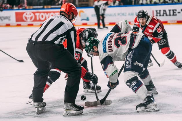 10.04.2026, xjmrgnx, Eishockey Penny DEL 1 2 Finale, Koelner Haie - Eisbären Berlin v.l. Kampf um den Puck zwischen Patrick Russell (63, Koelner Haie) und Markus Vikingstad (37, Eisbaeren Berlin) (DFL DFB REGULATIONS PROHIBIT ANY USE OF PHOTOGRAPHS as IMAGE SEQUENCES and or QUASI-VIDEO) Koeln *** 10 04 2026, xjmrgnx, Ice Hockey Penny DEL 1 2 Final, Koelner Haie Eisbären Berlin v l Fight for the puck between Patrick Russell 63, Koelner Haie and Markus Vikingstad 37, Eisbaeren Berlin DFL DFB REGULATIONS PROHIBIT ANY USE OF PHOTOGRAPHS as IMAGE SEQUENCES and or QUASI VIDEO Koeln