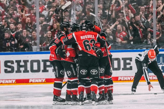10.04.2026, xjmrgnx, Eishockey Penny DEL 1 2 Finale, Koelner Haie - Eisbären Berlin v.l. Patrick Russell (63, Koelner Haie) jubelt nach seinem Tor zum 1:1 mit dem Team (DFL DFB REGULATIONS PROHIBIT ANY USE OF PHOTOGRAPHS as IMAGE SEQUENCES and or QUASI-VIDEO) Koeln *** 10 04 2026, xjmrgnx, Eishockey Penny DEL 1 2 Finale, Koelner Haie Eisbären Berlin v l Patrick Russell 63, Koelner Haie cheers after his goal to 1 1 with the team DFL DFB REGULATIONS PROHIBIT ANY USE OF PHOTOGRAPHS as IMAGE SEQUENCES and or QUASI VIDEO Koeln