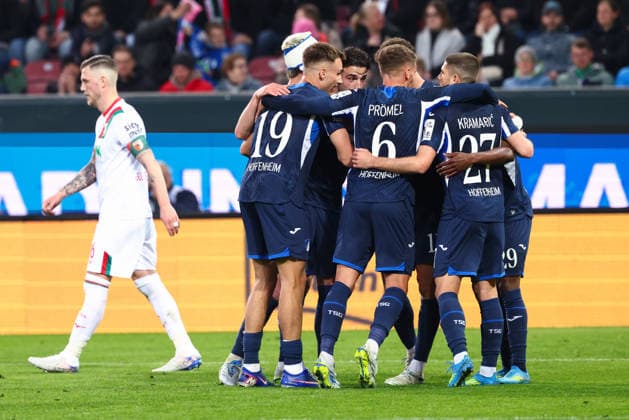Team (TSG 1899 Hoffenheim) Tor zum 2 : 2 beim Spiel zwischen FC Augsburg v TSG 1899 Hoffenheim, Fußball, Herren, Bundesliga, 2025 2026, 29.Spieltag am 10.04.2026 in Augsburg, WWK ARENA. DFL and DFB regulations prohibit any use of photographs as image sequences and or quasi-video. Bayern Deutschland *** Team TSG 1899 Hoffenheim Goal for 2 2 at the match between FC Augsburg v TSG 1899 Hoffenheim, Soccer, Men, Bundesliga, 2025 2026, 29 Matchday on 10 04 2026 in Augsburg, WWK ARENA DFL and DFB regulations prohibit any use of photographs as image sequences and or quasi video Bayern Germany
