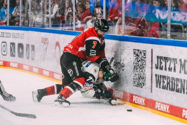 10.04.2026, xjmrgnx, Eishockey Penny DEL 1 2 Finale, Koelner Haie - Eisbären Berlin v.l. Zweikampf an der Bande zwischen Oliwer Kaski (7, Koelner Haie) und Eric Hördler (77, Eisbaeren Berlin) (DFL DFB REGULATIONS PROHIBIT ANY USE OF PHOTOGRAPHS as IMAGE SEQUENCES and or QUASI-VIDEO) Koeln *** 10 04 2026, xjmrgnx, Eishockey Penny DEL 1 2 Final, Koelner Haie Eisbären Berlin v l duel at the boards between Oliwer Kaski 7, Koelner Haie and Eric Hördler 77, Eisbaeren Berlin DFL DFB REGULATIONS PROHIBIT ANY USE OF PHOTOGRAPHS as IMAGE SEQUENCES and or QUASI VIDEO Koeln