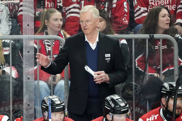 Köln, DEL, 1.DEL, Saison 2025 2026, Playoffs, Halbfinale Kölner Haie vs Eisbären Berlin, 10.04.2026, Lanxessarena Köln, Kari Jalonen, Trainer Coach Kölner Haie, Finnland, Finland, FIN; Aktion, Einzelbild *** Cologne, DEL, 1 DEL, season 2025 2026, playoffs, semi-final Kölner Haie vs Eisbären Berlin, 10 04 2026, Lanxessarena Cologne, Kari Jalonen, coach Kölner Haie, Finland, Finland, FIN action, single image