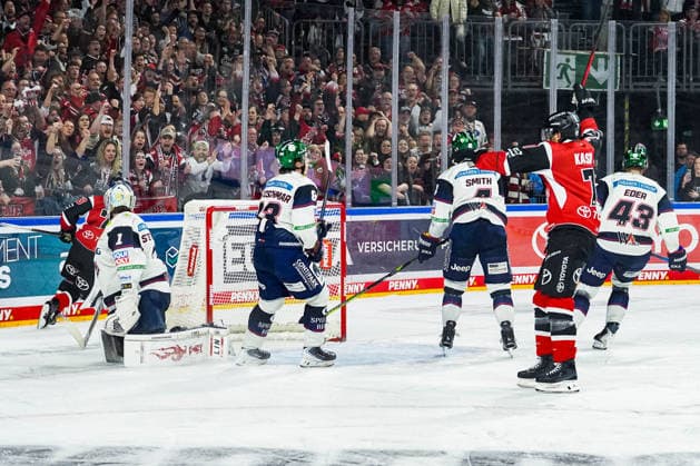 Eishockey Penny-DEL Playoff-Halbfinale Spiel2 Kölner Haie - Eisbären Berlin am 10.04.2026 in der Lanxess Arena in Köln Tor zum 3:1 durch Dominik Bokk ( Köln ), links hinten Gemäß den Vorgaben der DEL Deutsche Eishockey Liga ist die Publikation und Weiterverwertung der Aufnahmen in elektronischen Medien und Endgeräten aller Art während des laufenden Spiels nicht zulässig. *** Ice Hockey Penny DEL Playoff Semifinal Game2 Kölner Haie Eisbären Berlin on 10 04 2026 at the Lanxess Arena in Cologne Goal to 3 1 by Dominik Bokk Köln , left back According to the regulations of the DEL German Ice Hockey League, the publication and further use of the recordings in electronic media and end devices of all kinds during the ongoing game is not permitted xDMx