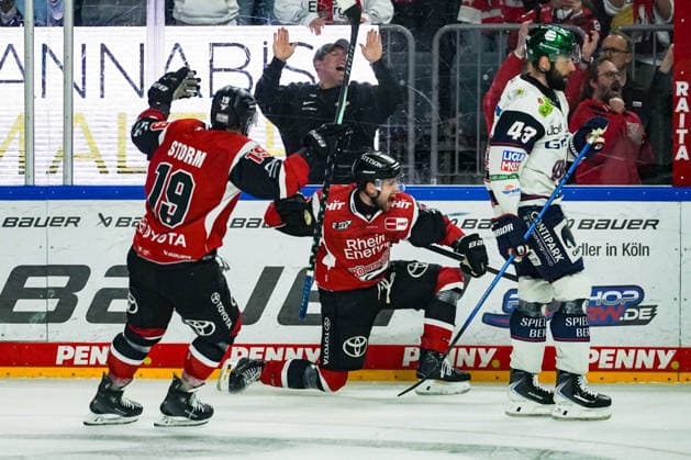 Eishockey Penny-DEL Playoff-Halbfinale Spiel2 Kölner Haie - Eisbären Berlin am 10.04.2026 in der Lanxess Arena in Köln Dominik Bokk ( Köln ), mitte - bejubelt seinen Treffer zum 3:1 Gemäß den Vorgaben der DEL Deutsche Eishockey Liga ist die Publikation und Weiterverwertung der Aufnahmen in elektronischen Medien und Endgeräten aller Art während des laufenden Spiels nicht zulässig. *** Ice Hockey Penny DEL Playoff Semifinal Game2 Kölner Haie Eisbären Berlin on 10 04 2026 at the Lanxess Arena in Cologne Dominik Bokk Köln , center celebrates his goal for 3 1 According to the regulations of the DEL German Ice Hockey League, the publication and further use of the recordings in electronic media and end devices of all kinds during the ongoing game is not permitted xDMx